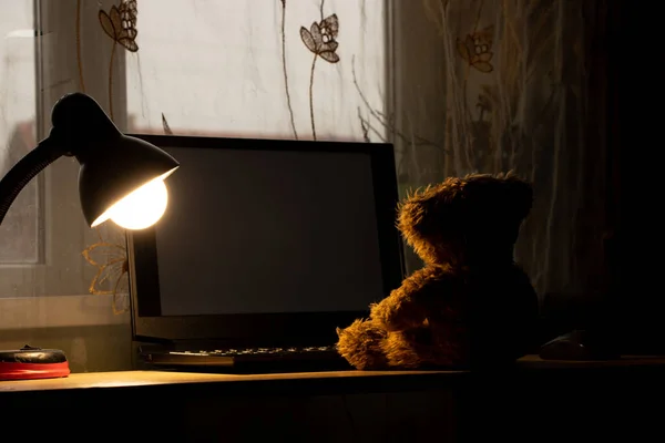Teddybeer Voor Kinderen Zit Met Een Laptop Tafel Nachts Een — Stockfoto