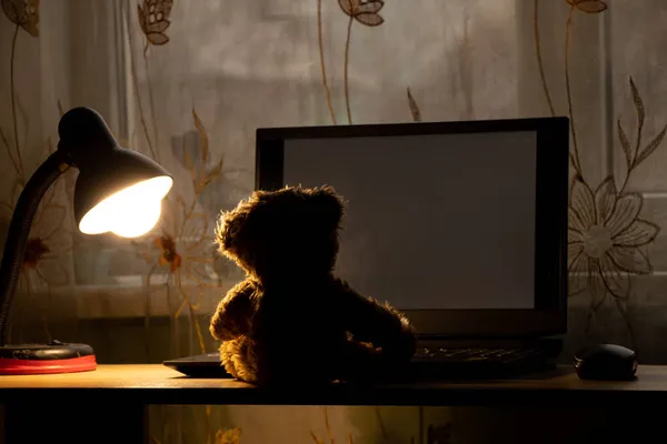 Плюшевый Мишка Детей Сидит Ноутбуком Столе Несущий Настольную Лампу Спальнях — стоковое фото