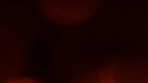 Gouden vonken langzaam zweven in de lamp, lava lamp met sprankelingen, slow motion van gouden snoepjes voor de achtergrond, feestelijk nieuwjaar — Stockvideo