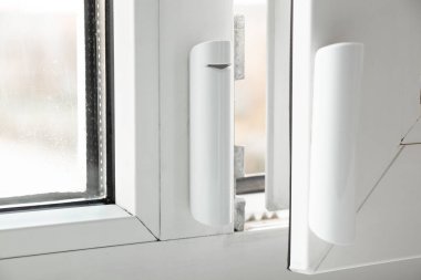Pencerede pencere açma sensörü asılı, ev alarm sistemi, ev koruması, ev alarmı