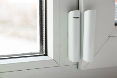 Pencerede pencere açma sensörü asılı, ev alarm sistemi, ev koruması, ev alarmı