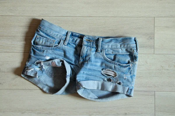 Damesdenim Shorts Houten Tafel Thuis Dameszomerkleding — Stockfoto