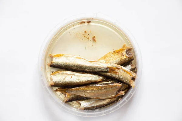 Sprotten Liegen Einer Plastikverpackung Auf Einem Isolierten Hintergrund Meeresfrüchte Fisch — Stockfoto
