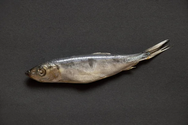 Eine Sprotte Liegt Auf Einem Isolierten Hintergrund Meeresfrüchte Gesalzener Fisch — Stockfoto