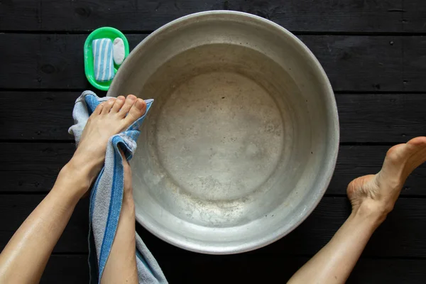 Kız Ayaklarını Evdeki Ahşap Zeminde Bir Havuzda Yıkıyor Ayak Bakımı — Stok fotoğraf