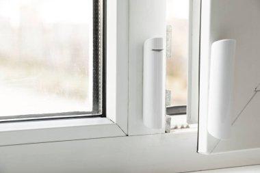 Pencerede pencere açma sensörü asılı, ev alarm sistemi, ev koruması, ev alarmı