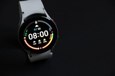 Ukrayna Dnipro 30.11.2021 - Akıllı saat Samsung Galaxy İzleme 4.40 mm izole arka plan, yeni saat, akıllı saat