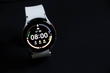 Ukrayna Dnipro 30.11.2021 - Akıllı saat Samsung Galaxy İzleme 4.40 mm izole arka plan, yeni saat, akıllı saat