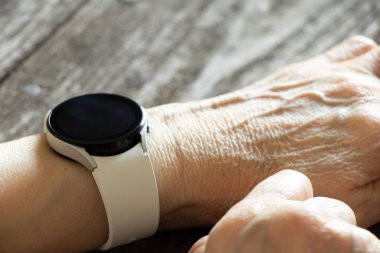 Ukrayna Dnipro 30.11.2021 - Akıllı saat Samsung Galaxy Saat 4.40 mm Bir kadının elinde, teknoloji, akıllı saat, elinde saat