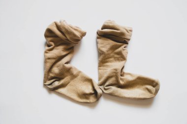 Kirli kahverengi kadınlar, beyaz arka planda uzun çoraplar, aşınmış çoraplar.