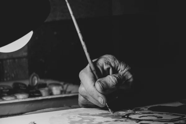 Oude Vrouw Schildert Een Schilderij Doek Olie Het Donker Bij — Stockfoto