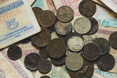 Ukrayna devlet kuponunun parasal birimi ve SSCB sikkeleri masanın üzerinde, eski Sovyet parası, bozuk paralar ve kuponlar, finans