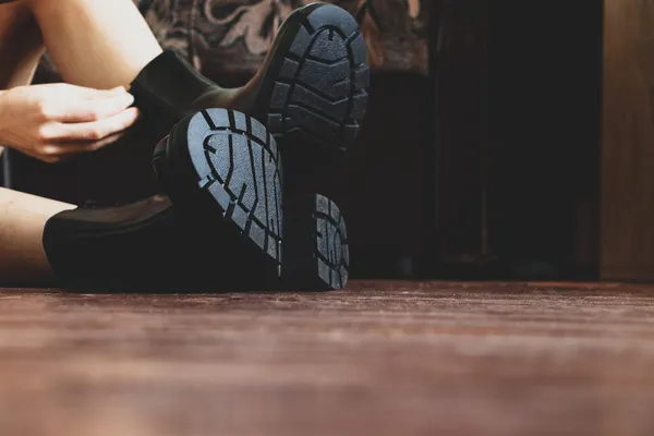 Fille Bottes Noires Hautes Sur Vieux Sol Sale Maison Chaussures — Photo