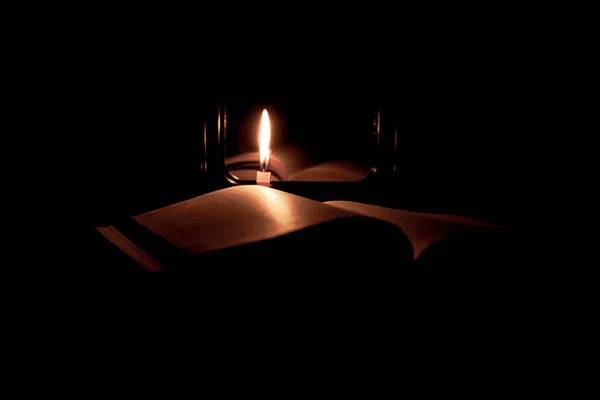 Libro Biblia Una Vela Encendida Cerca Del Espejo Oscuridad Taburete —  Fotos de Stock