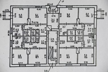 Beyaz kağıda çizilmiş iki katlı eski bir apartmanın planı, kağıda çizilmiş ev, ev planı, bina çizimi.