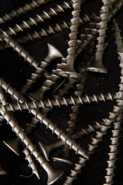 Arkaplan olarak eski vidalar ve fındıklar ve vidalar, arka plan onarımı için vidalar ve çiviler