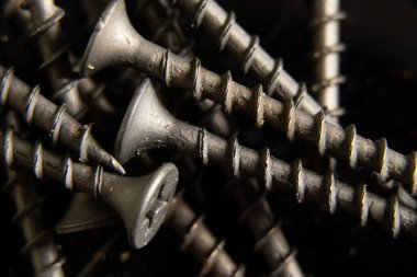 Arkaplan olarak eski vidalar ve fındıklar ve vidalar, arka plan onarımı için vidalar ve çiviler