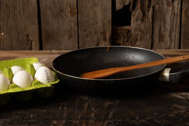 Kutularda tavuk yumurtası ve yumurtalar 2022, mutlu yıllar 2022, masada tavuk yumurtası ve kızartma tavası, çırpılmış yumurta