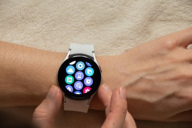 Ukrayna Dnipro 30.11.2021 - Akıllı saat Samsung Galaxy Saat 4.40 mm Bir kadının elinde, teknoloji, akıllı saat, elinde saat