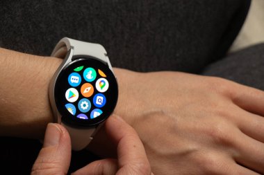 Ukrayna Dnipro 30.11.2021 - Akıllı saat Samsung Galaxy Saat 4.40 mm Bir kadının elinde, teknoloji, akıllı saat, elinde saat