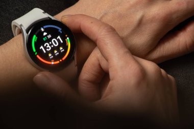 Ukrayna Dnipro 30.11.2021 - Akıllı saat Samsung Galaxy Saat 4.40 mm Bir kadının elinde, teknoloji, akıllı saat, elinde saat