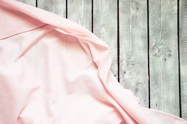 Rózsaszín Ráncos Asztalterítő Fekszik Egy Fehér Asztal Mint Egy Háttér — Stock Fotó