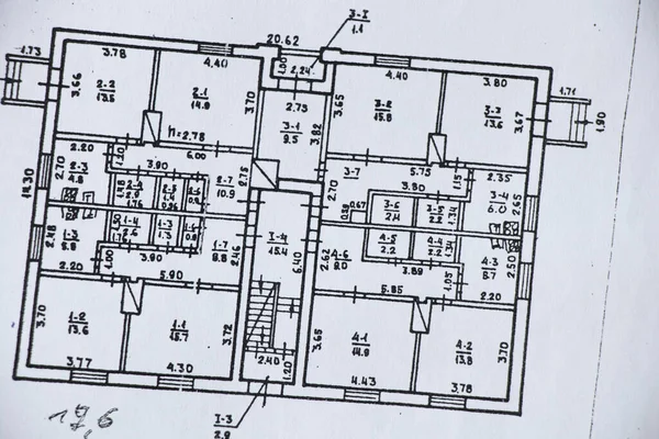 白い紙に古い2階建てのアパートの設計図紙に家の図面家の設計図建物の設計図 — ストック写真