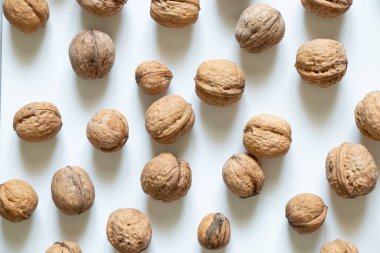 Beyaz arka planda ceviz, ceviz kabuklu ceviz.