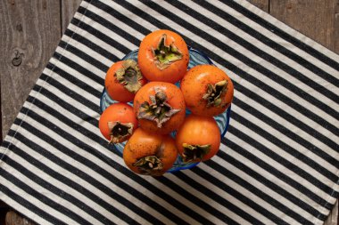 Taze olgun hurma evdeki mutfaktaki masada yatıyor, meyveler.