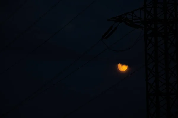 在乌克兰 夜幕降临时以月亮为背景的电力线路 在德涅斯特河畔的夜空和月亮 — 图库照片