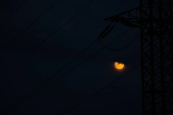 Ligne Électrique Sur Fond Lune Dans Ciel Coucher Soleil Nuit — Photo