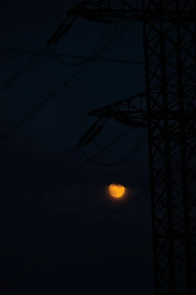 在乌克兰 夜幕降临时以月亮为背景的电力线路 在德涅斯特河畔的夜空和月亮 — 图库照片