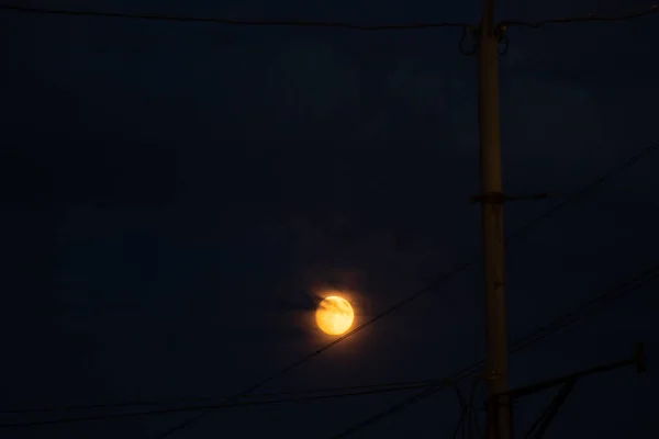 ウクライナの夜の日没時に空の月の背景に電力線 夜空と月はドニプロ市 — ストック写真