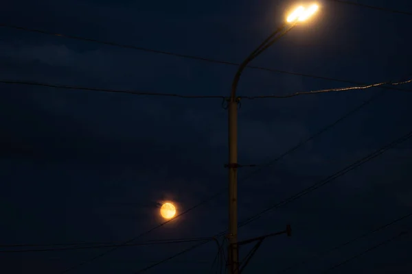 Elektromos Vezeték Ellen Háttér Hold Égen Naplementekor Éjszaka Ukrajnában Éjszakai — Stock Fotó