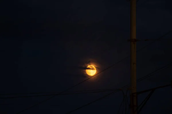 ウクライナの夜の日没時に空の月の背景に電力線 夜空と月はドニプロ市 — ストック写真