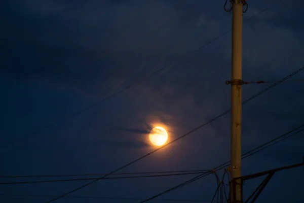 在乌克兰 夜幕降临时以月亮为背景的电力线路 在德涅斯特河畔的夜空和月亮 — 图库照片