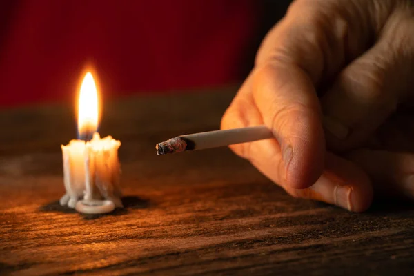 Anciana Sosteniendo Cigarrillo Luz Las Velas Oscuridad Casa Mesa Fumando — Foto de Stock