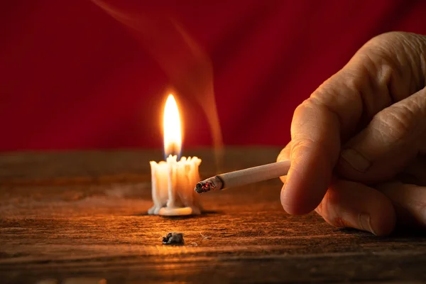 Anciana Sosteniendo Cigarrillo Luz Las Velas Oscuridad Casa Mesa Fumando — Foto de Stock