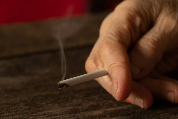 Mujer Sosteniendo Cigarrillo Casa Mesa Fumando Casa Oscuridad Nicotina Mal — Foto de Stock
