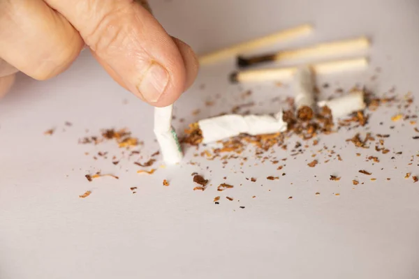 Рука Держит Сигарету Белом Фоне Бросить Курить Вредные Привычки Сигареты — стоковое фото