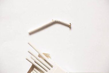 İzole edilmiş arka planda sigara, sigara içme ve kötü alışkanlıklar, nikotin