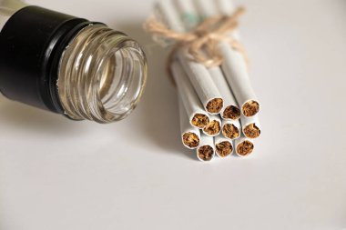 İzole edilmiş arka planda sigara ve alkollü içecekler yakın plan, sigara ve kötü alışkanlıklar, nikotin ve alkol