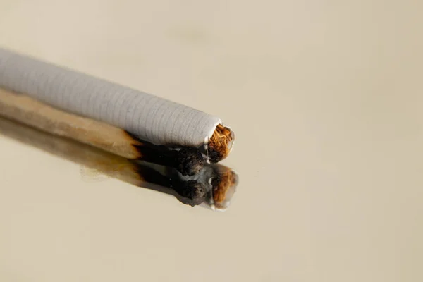 Zigaretten Und Ein Verbranntes Streichholz Auf Einem Isolierten Hintergrund Zigaretten — Stockfoto