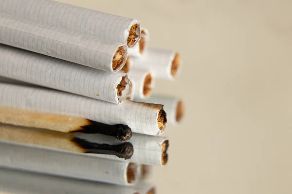 Сигареты Сгоревшие Спички Изолированном Фоне Сигареты Вредные Привычки Курение — стоковое фото