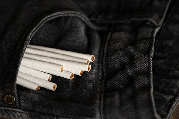 Cigarrillos Bolsillo Jeans Grises Adicción Cigarrillo Moda Fumar —  Fotos de Stock