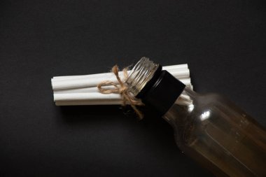 İzole edilmiş arka planda sigara ve alkollü içecekler yakın plan, sigara ve kötü alışkanlıklar, nikotin ve alkol