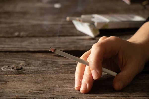 Жінка Тримає Сигарету Вдома Столом Курить Вдома Темряві Нікотин Погана — стокове фото