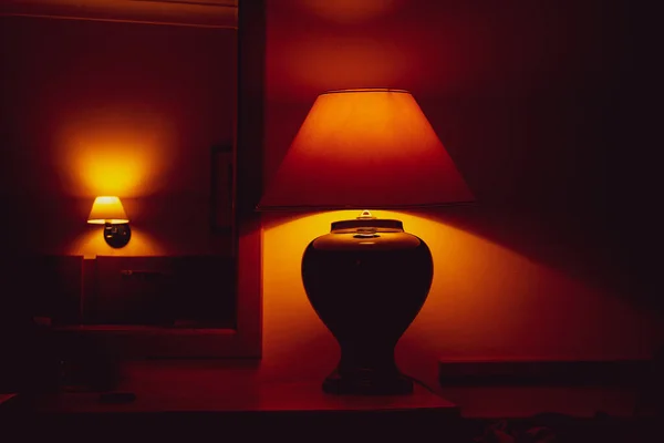 Включена Ночная Лампа Комната Вечер — стоковое фото