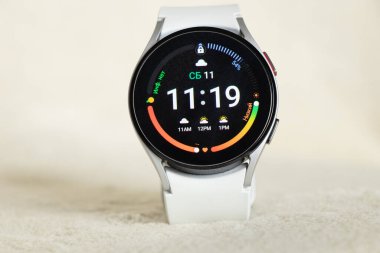 Ukrayna Dnepr 11.12.2021 - Samsung Galaxy Galaksi İzleme 4 pisti Gri kayışlı izole bir arka plan ve bir uygulama, yeni bir saat bir hediye