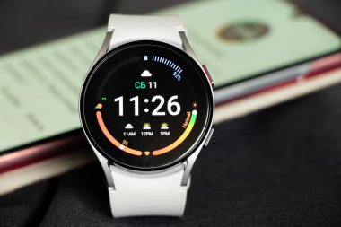 Ukrayna Dnepr 11.12.2021 - Samsung Galaxy Galaksi İzleme 4 pisti Gri kayışlı izole bir arka plan ve bir uygulama, yeni bir saat bir hediye